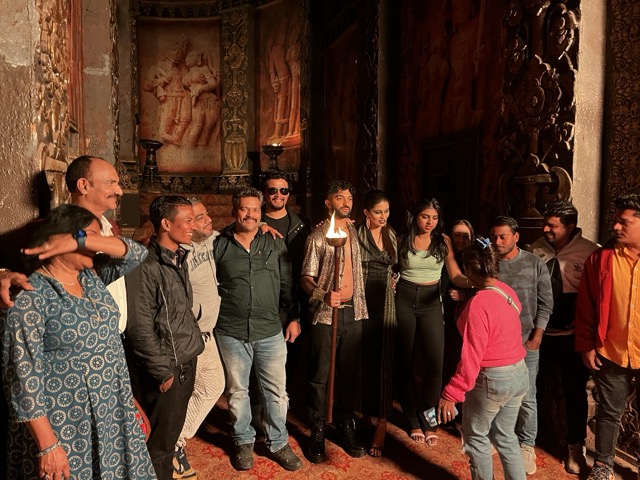 SUMN4U cast and crew together after filming